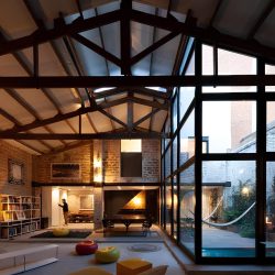 teatro-antigo-e-transformado-em-casa-estilo-industrial
