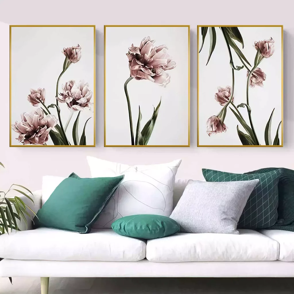 trio de quadros decorativos com flores coloridas na sala 