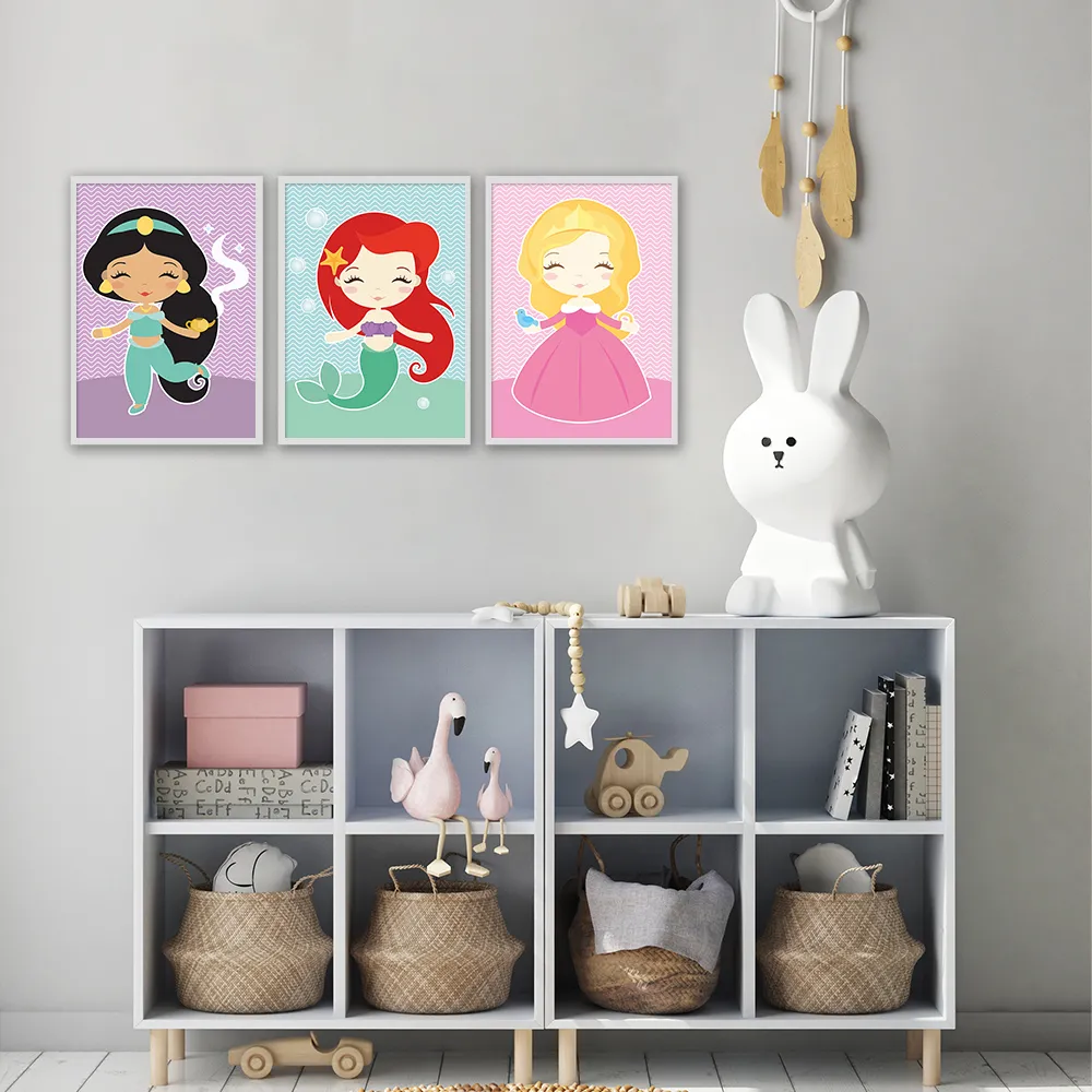 espaço infantil com decoração e quadros de desenhos disney