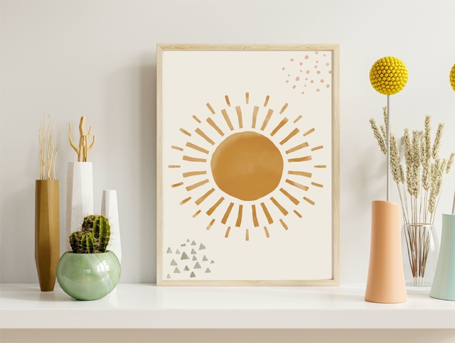 quadro de sol em cima de uma prateleira