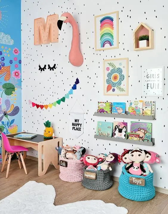 parede com decorações e quadros artesanais infantil
