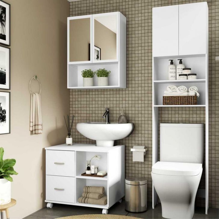 banheiro com objetos decorativos nas cores neutras 