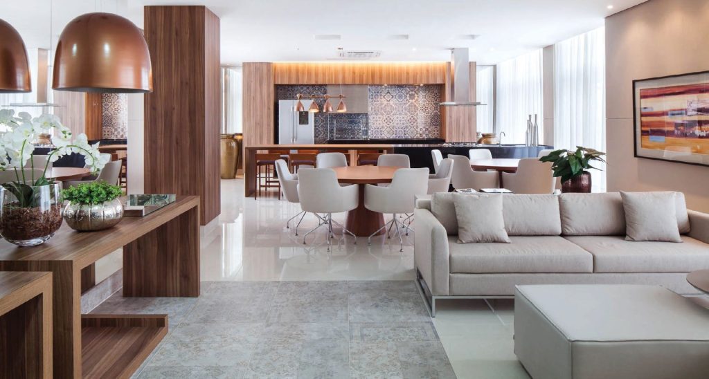 sala com integração de cozinha bem amplas com decoração em amadeirados e cores claras 
