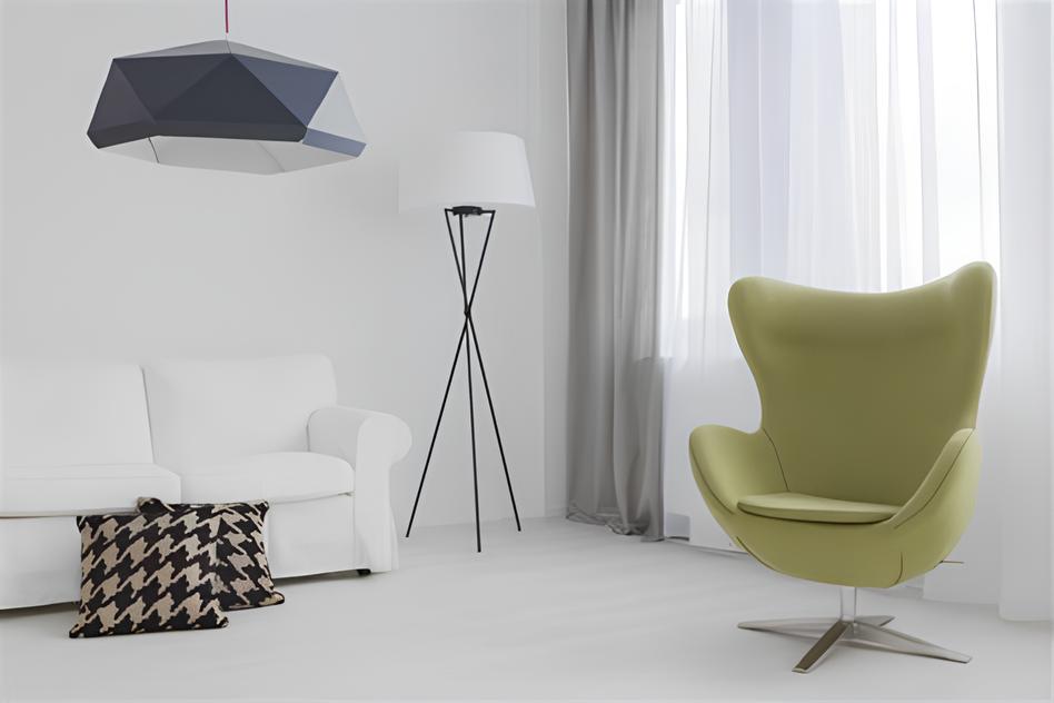 sala de estar com uma poltrona magnólia verde água, sofa branco, com 2 almofadas em frente a ele e ao lado uma luminária grande 