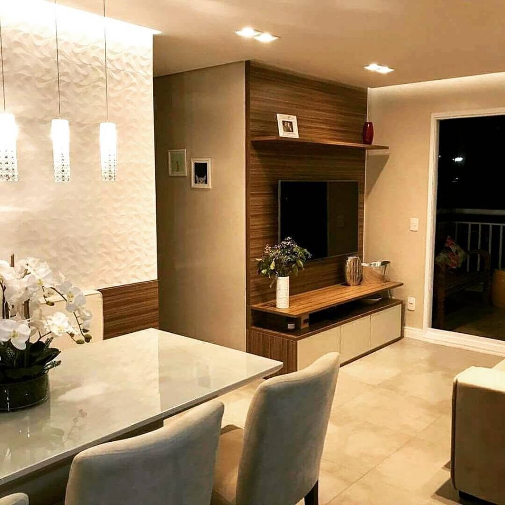 sala com cozinha integrada, parede em 3D. sala com painel amadeirado e bege