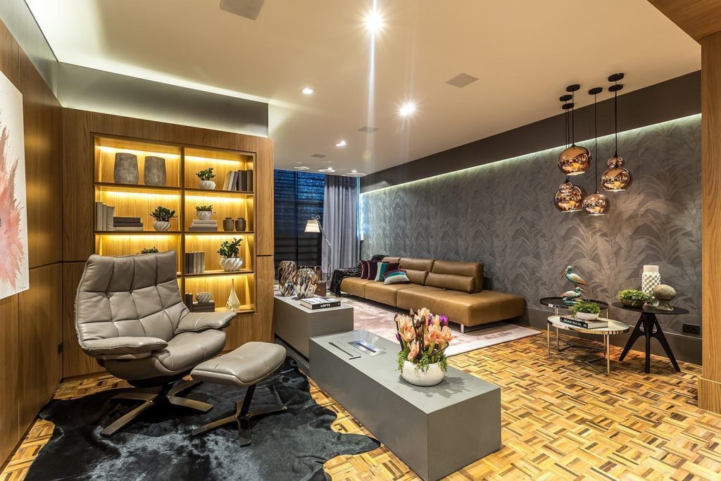 sala ampla, com estilo de decoração moderno
