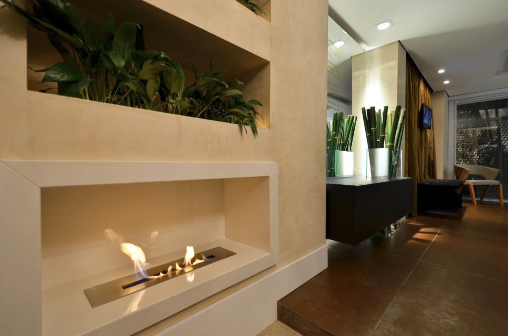 sala de estar com uma lareira ecológica