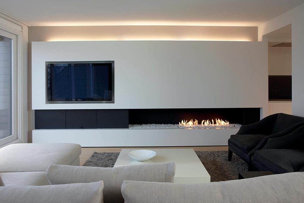 sala ampla com lareira a gas 