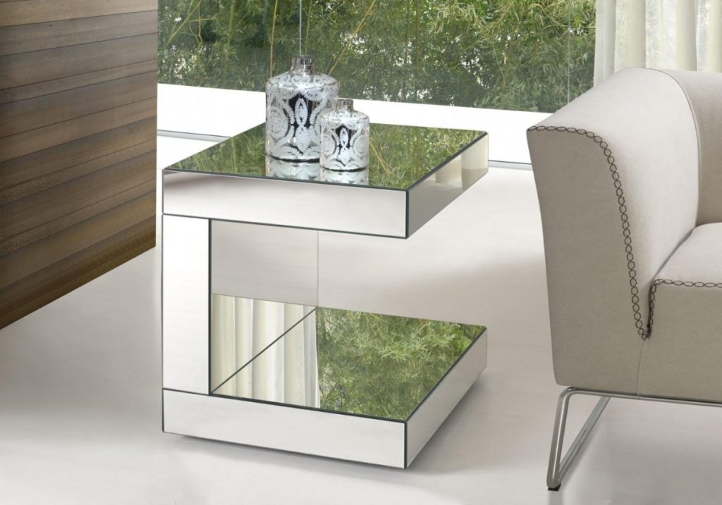 Mesa de canto modelo espelhada com dois objetos de decoração em cima para sala. 