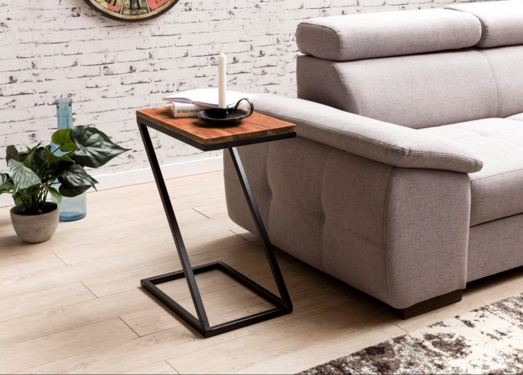 sala com mesa de canto lateral em madeira e metal