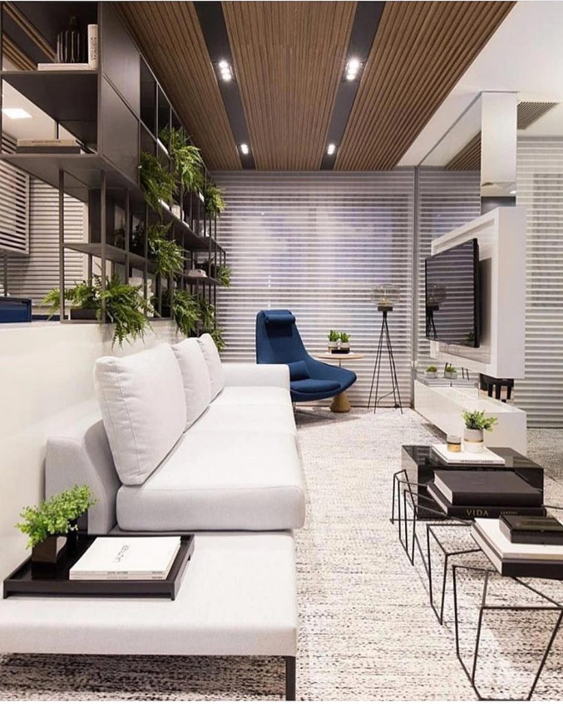 sala pequena com sofa branco e mesa de canto branco combinando com a decoração 