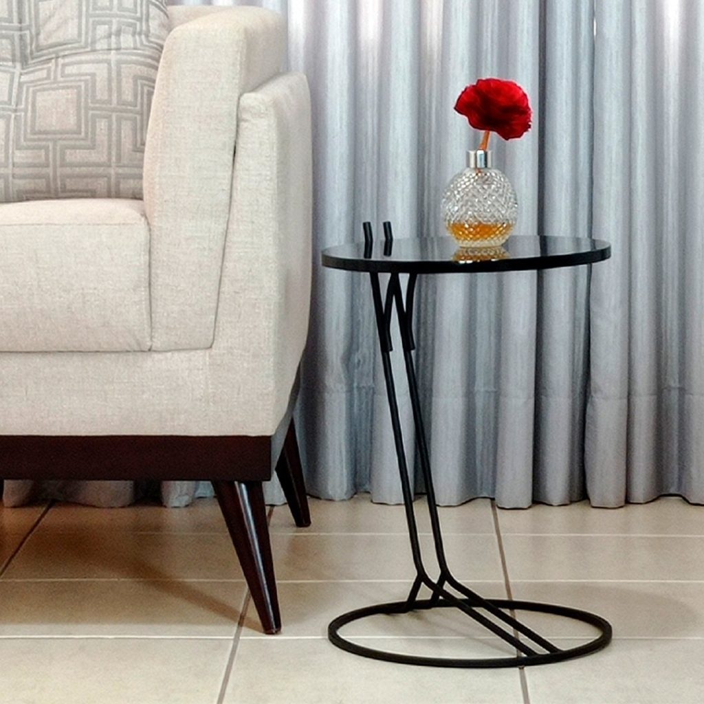 mesinha de canto redonda com uma rosa em vaso para decoração 