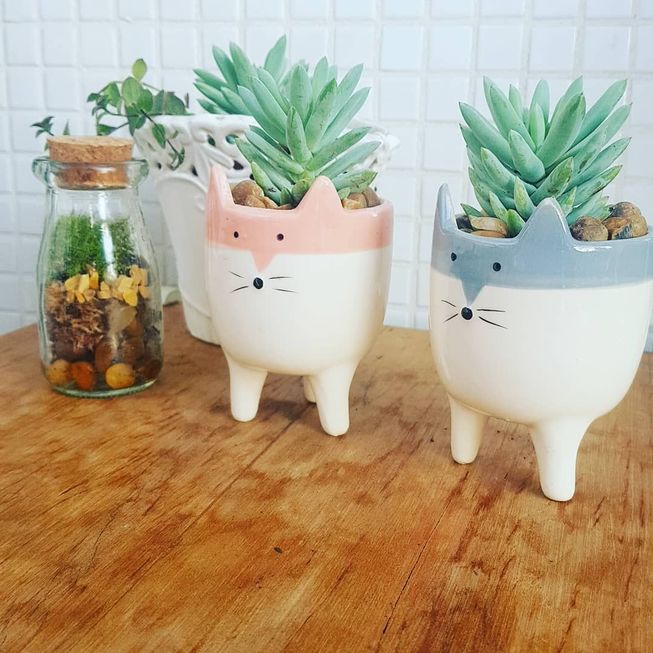 dois modelos de vasinhos pequenos com desenhos para descoração 