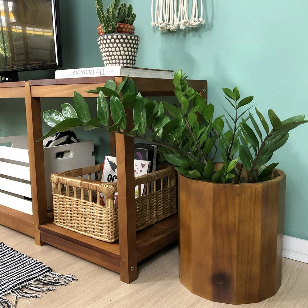 sala de estar com um vaso grande de madeira estilo cachepo para decoração 