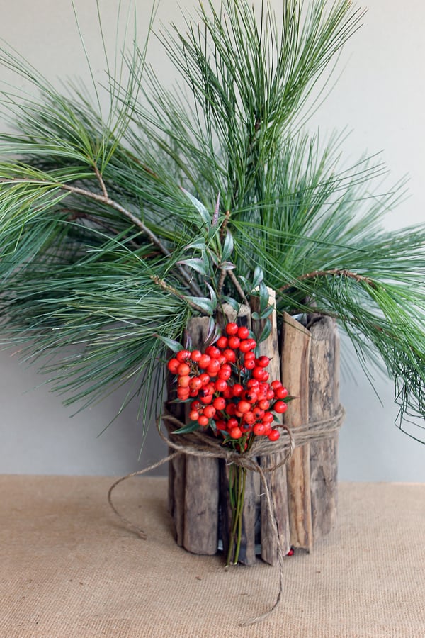 vaso com tronco de arvore com decoração de natal