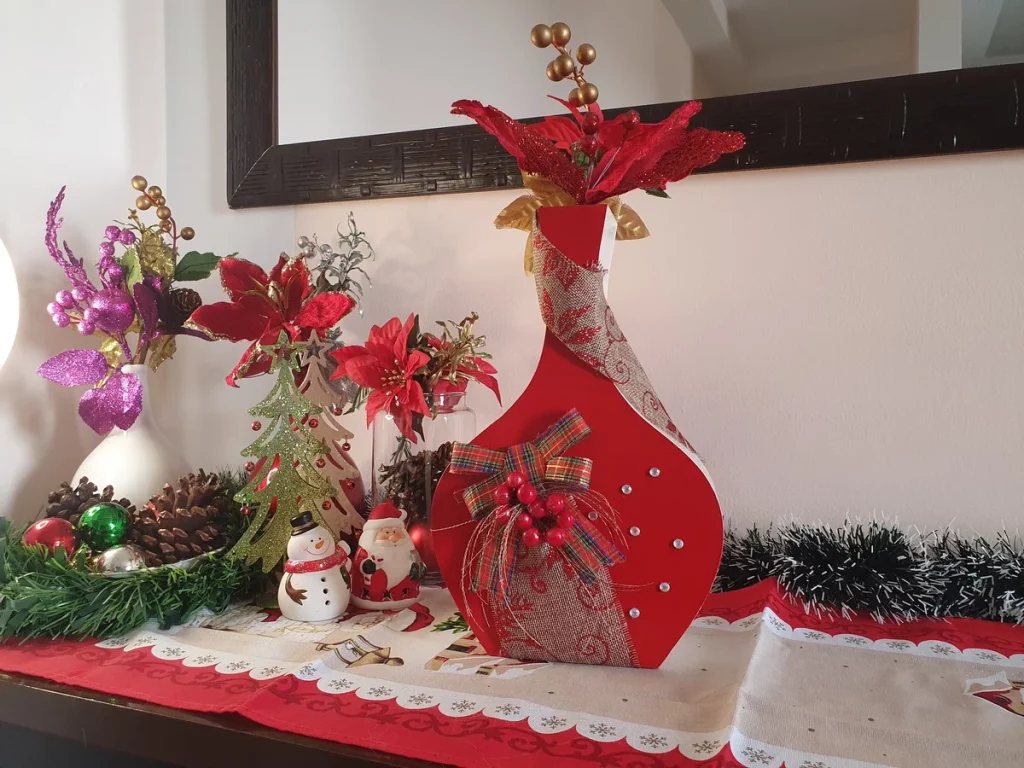mesa com vasinhos e objetos decorativos com tema de natal
