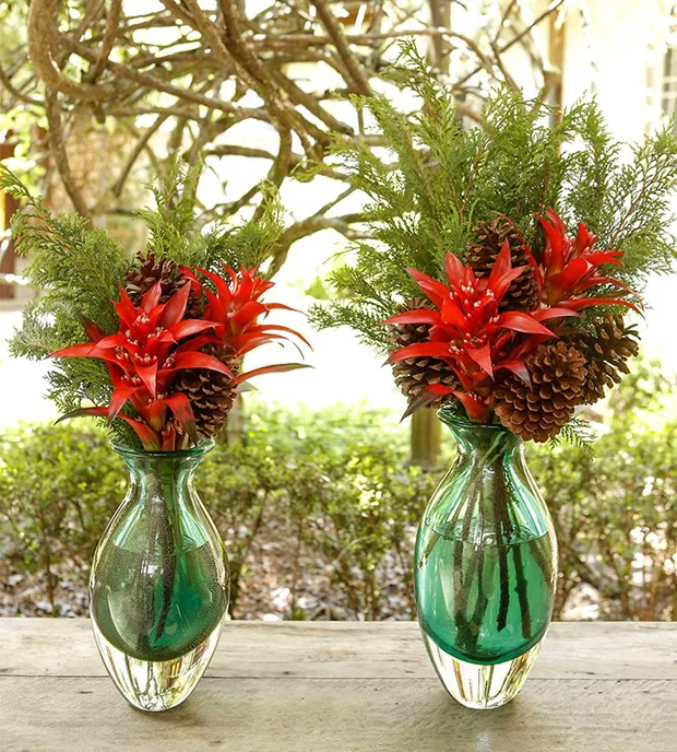 2 modelos de vasos com galhos de plantas em decoração de natal