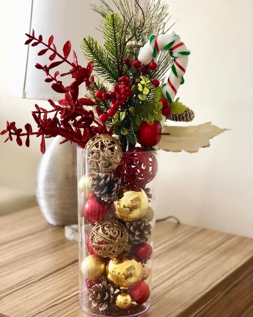 vaso de vidro com arranjos de natal