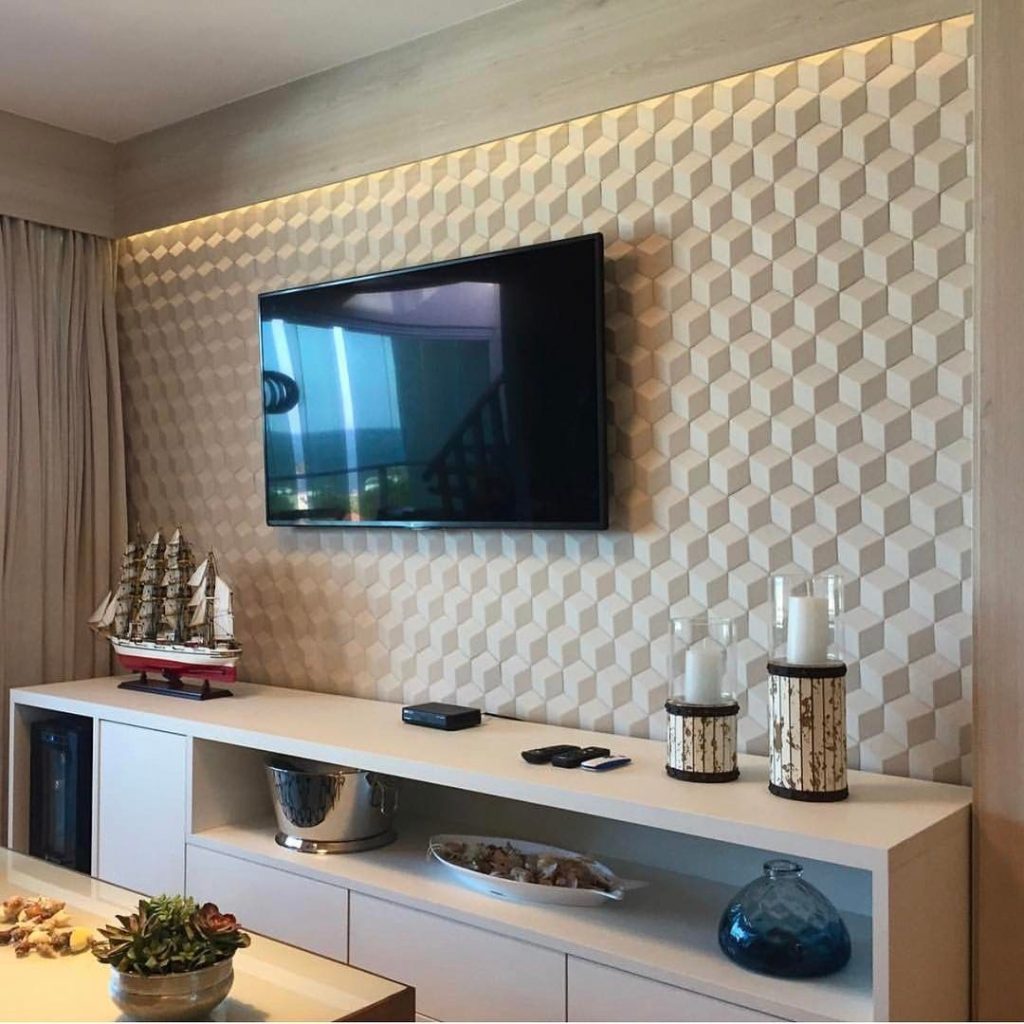sala com papel de parede em formato abstrato na cor clara, rack com alguns objetos de decoração 