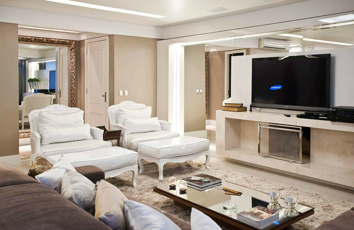 sala de estar ampla classica, com poltronas, sofá e tv. 