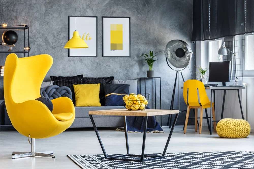 sala de estar com estilo eclético, com tons amarelo, cinza e preto.