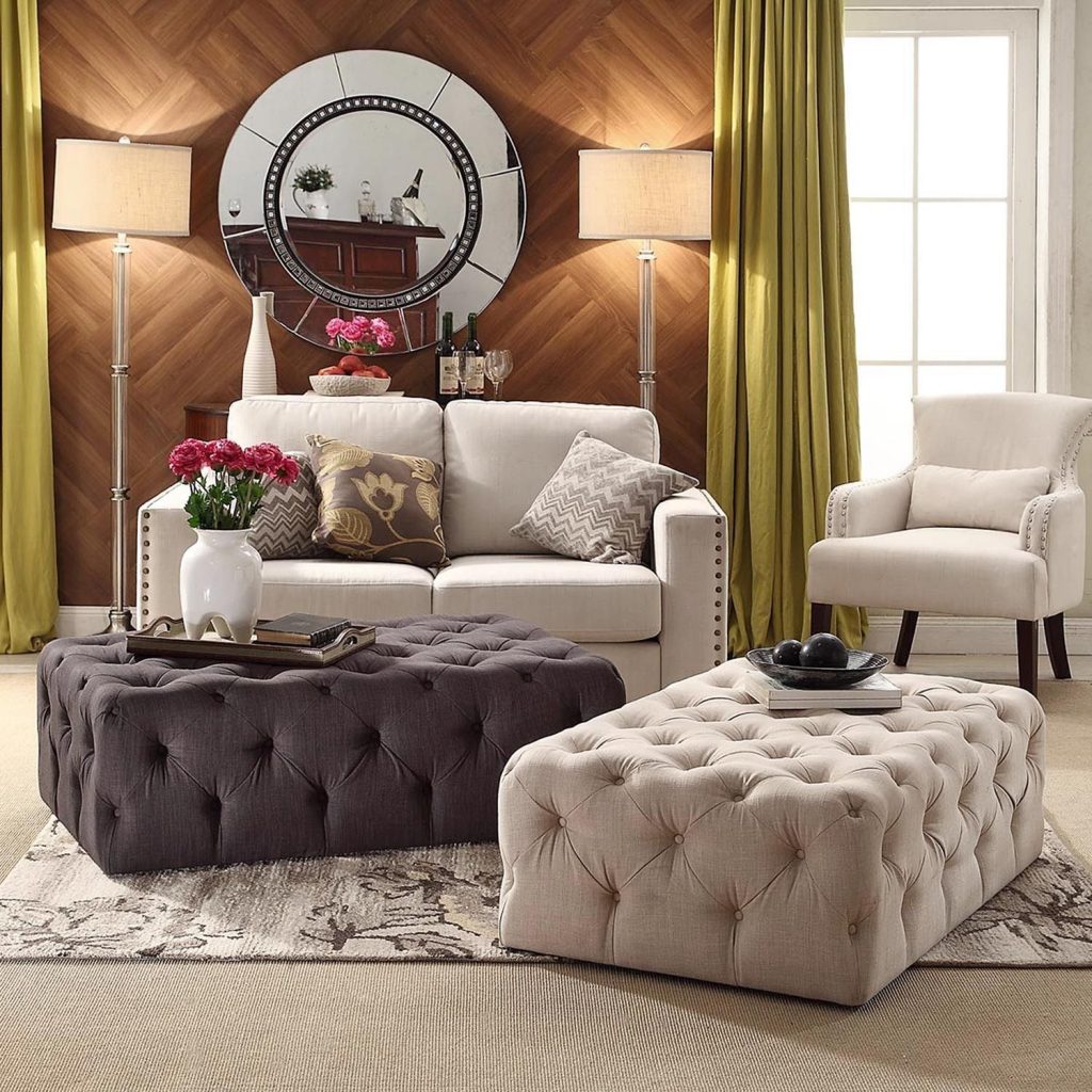 sala de estar estilo clássico, com sofa, poltrona e puff na cor brano e cinza escuro 