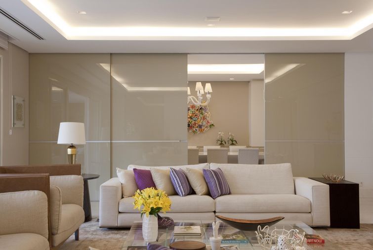 sala decorada com cores claras