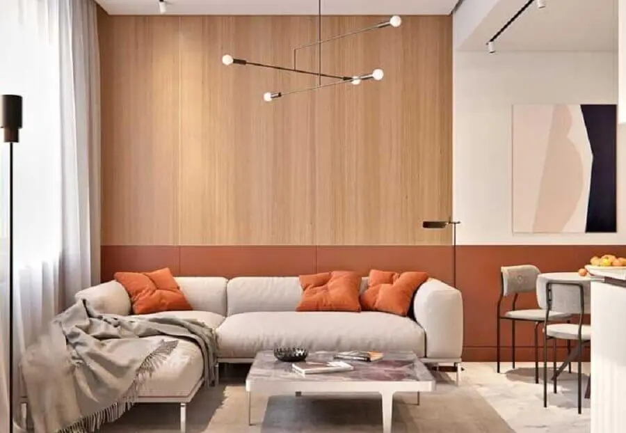 sala decorada com cores quentes