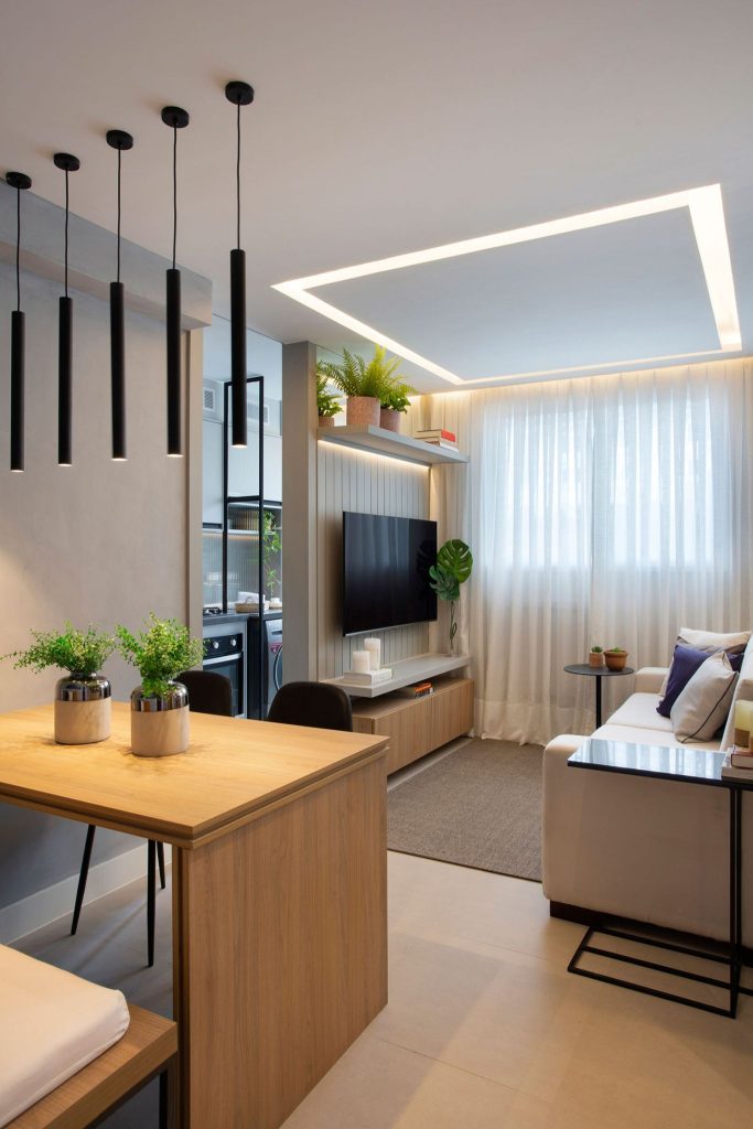 sala de jantar integrada com sala com decorações nos tons claros