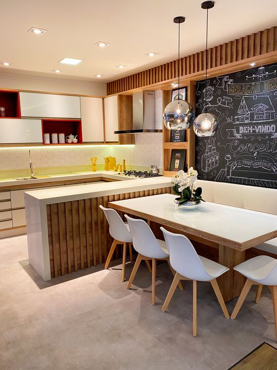 sala de jantar com cozinha e uma decoração sofisticada nos tons claros