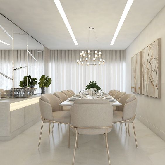 sala de jantar elegante com mesa grande de 10 lugares com decorações na cor clara.