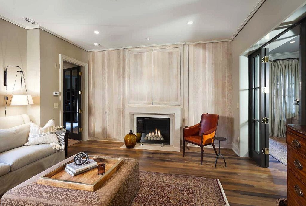 sala ampla com estilo moderno e uma lareira central
