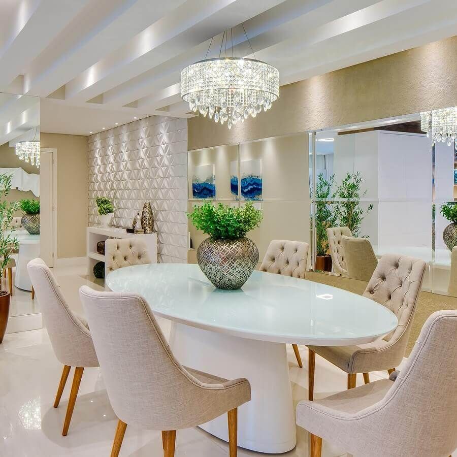 sala de jantar com mesa oval de 6 cadeiras nas cores claras