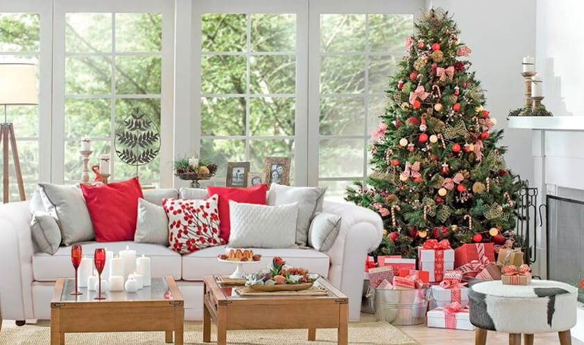 sala de estar com decorações natalinas, arvore de natal grande enfeitada com presentes 