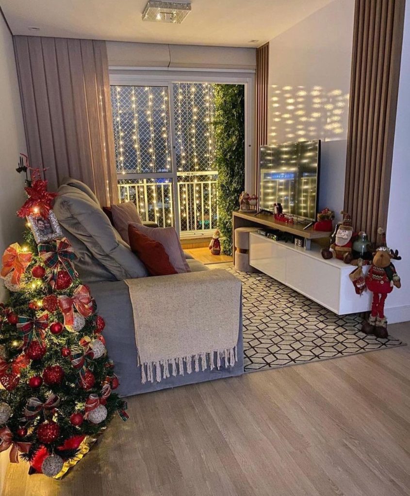 sala pequena de apartamento com decoração de natal