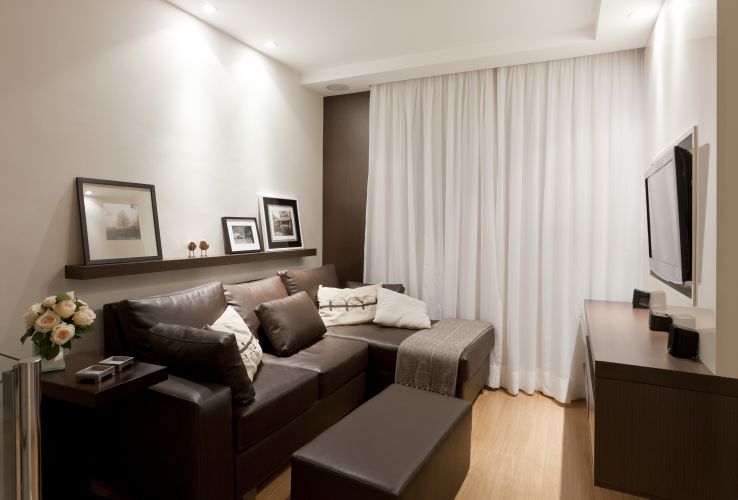 sala decorada com sofá marrom