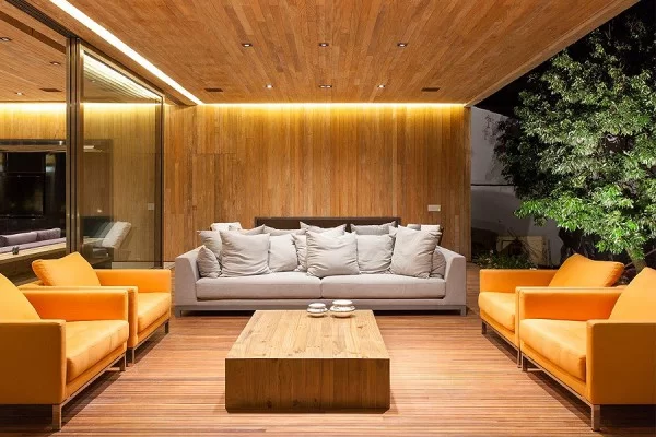 sala com detalhes em amarelo e muita iluminação