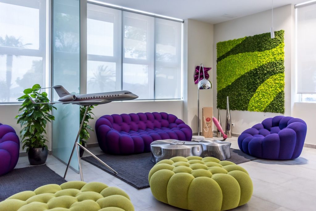 sala ampla com varios sofas estilo bubble chair coloridos 
