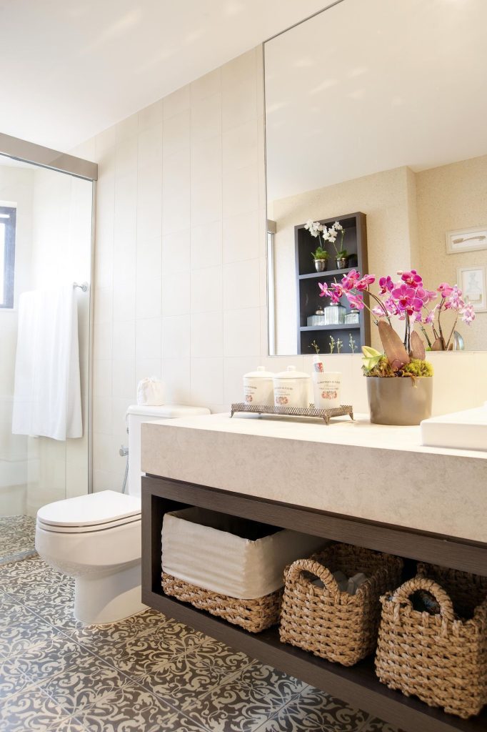 modelo de banheiro amplo com decorações 