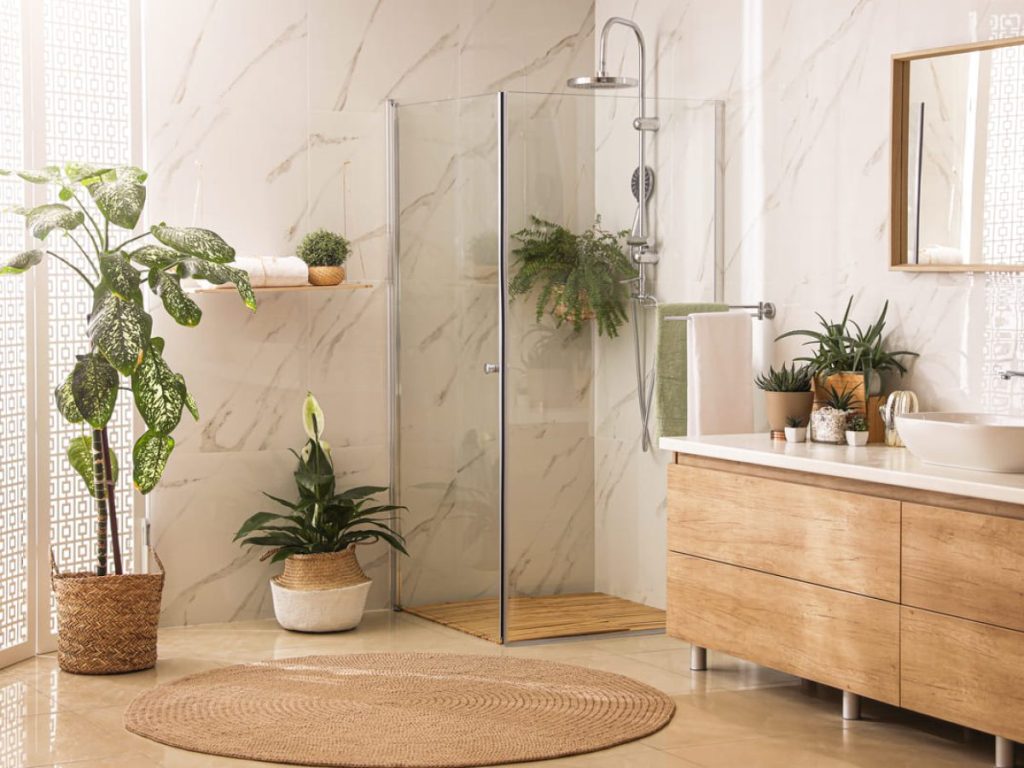 banheiro com varias plantas e vaso na decoração 