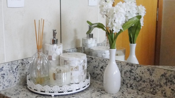 modelo de banheiro com pia de mármore e objetos decorativos 