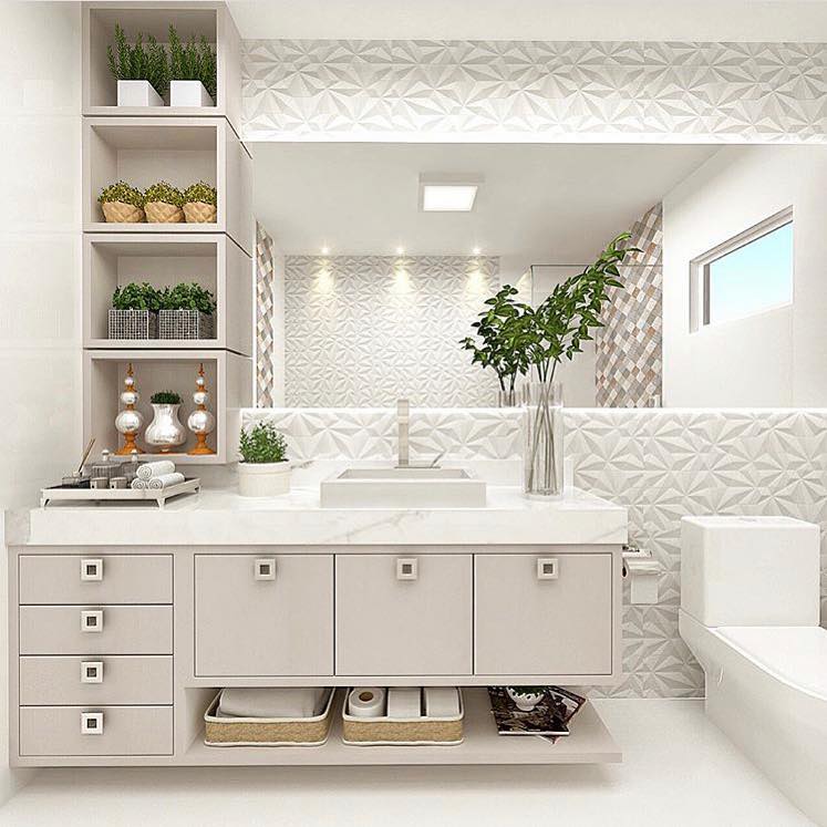 banheiro claro com vários vasinhos decorativos 