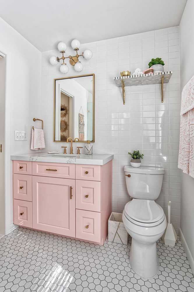 banheiro amplo, nas cores rosa bebe e branco 