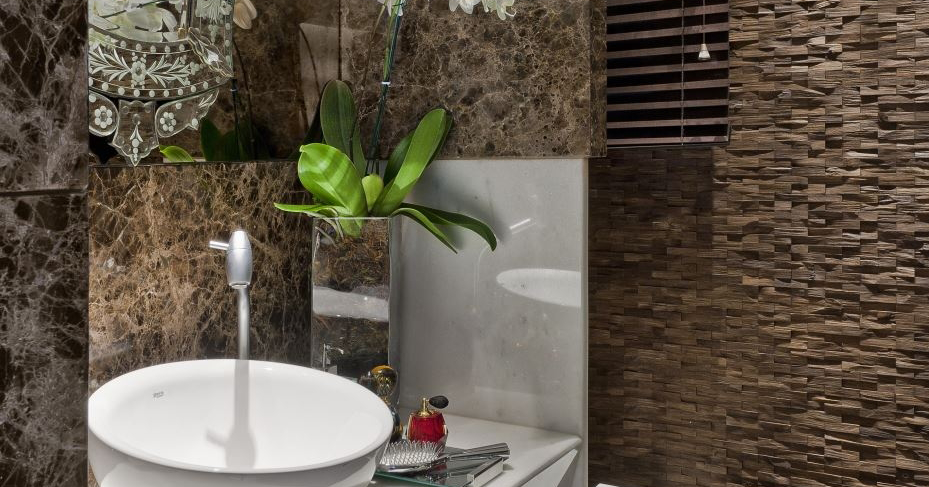 banheiro moderno com um vaso de vidro decorado com pedra na pia 