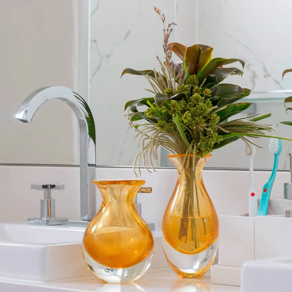 modelo de 2 vasos de vidro com plantas para banheiro 