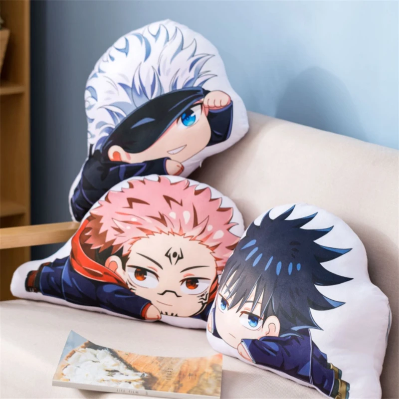 três almofadas de animes em cima de um sofá claro.
