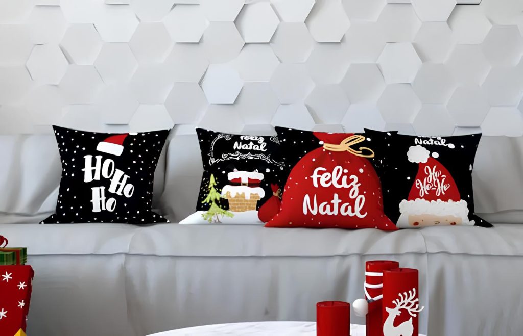ambiente com um sofá branco com almofadas em tema natalino.