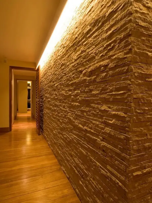 corredor de uma casa com parede e luminárias de paredes embutidas.