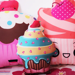 três modelos de almofadas infantis com formatos de cupcakes