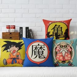 quatro almofadas de animes, ao lado delas três livros em pés e ao lado dos livros alguns objetos decorativos.
